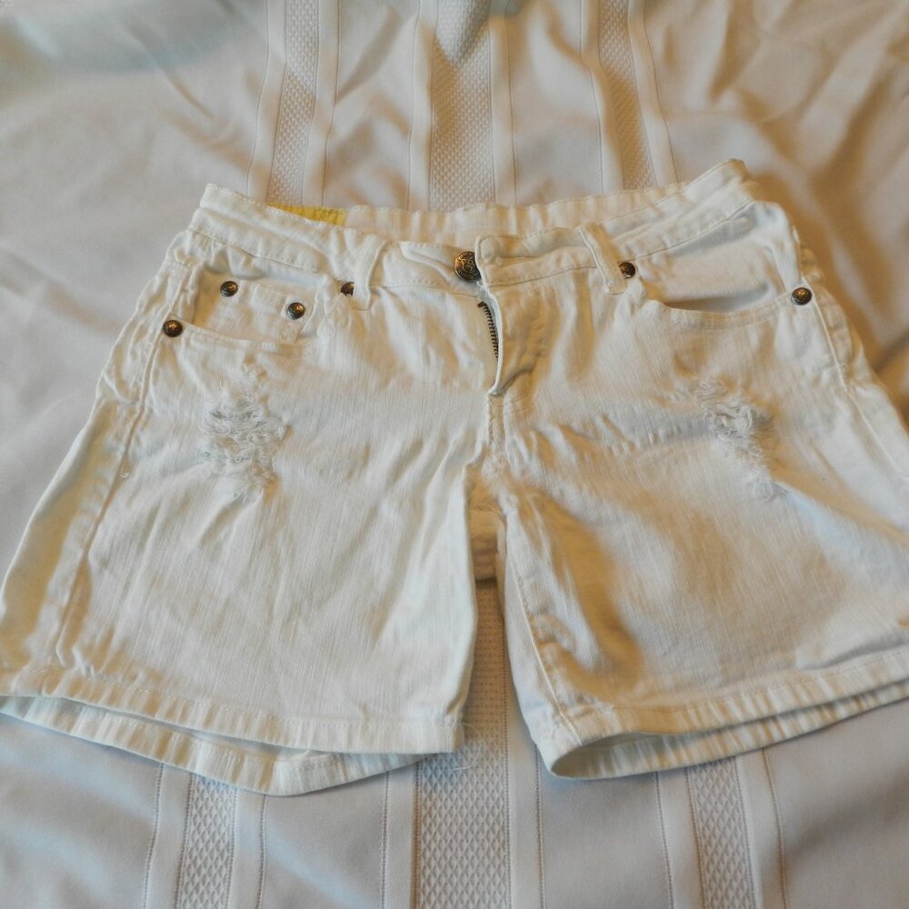 Machine white denim zip & button fly 5-pocket style distressed shorts